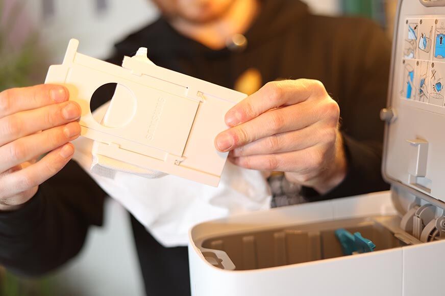 Der Einwegbeutel der Absaugstation des Samsung Jet Bot AI+ wird in den Händen gehalten.